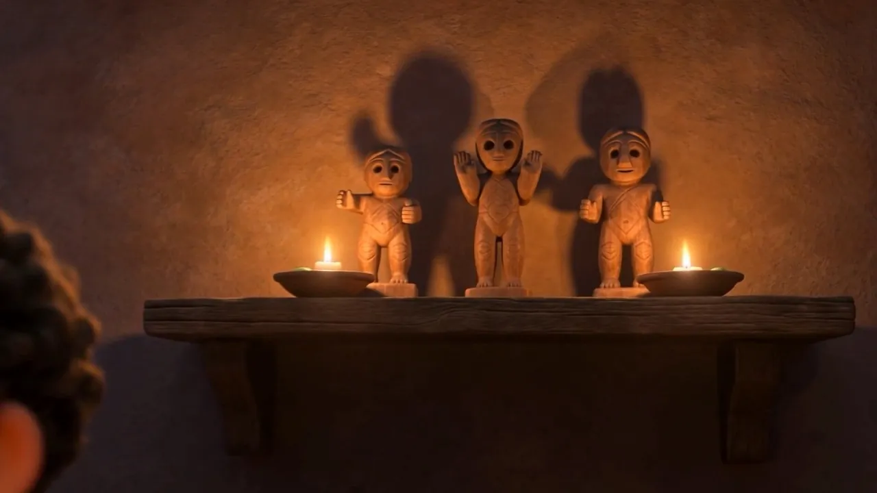 Two little lamps burning in front of the figures
